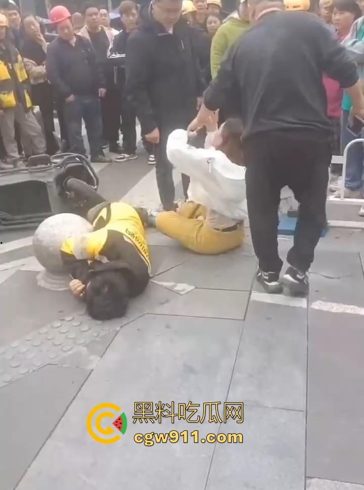 重庆大学城老女人街头醉打美团小哥,踩头踩脸侮辱,打断三根肋骨,小哥全程未还手,这大姐打完人还极其嚣张! 第7张 重庆大学城老女人街头醉打美团小哥,踩头踩脸侮辱,打断三根肋骨,小哥全程未还手,这大姐打完人还极其嚣张! 第7张