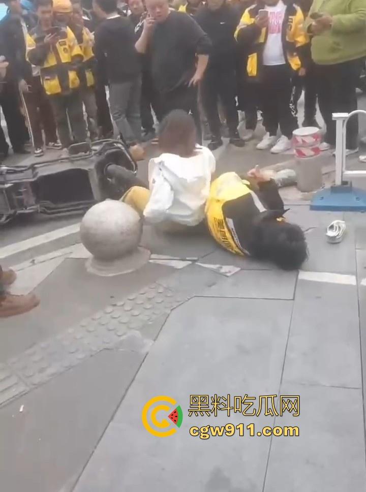 重庆大学城老女人街头醉打美团小哥,踩头踩脸侮辱,打断三根肋骨,小哥全程未还手,这大姐打完人还极其嚣张! 第8张 重庆大学城老女人街头醉打美团小哥,踩头踩脸侮辱,打断三根肋骨,小哥全程未还手,这大姐打完人还极其嚣张! 第8张