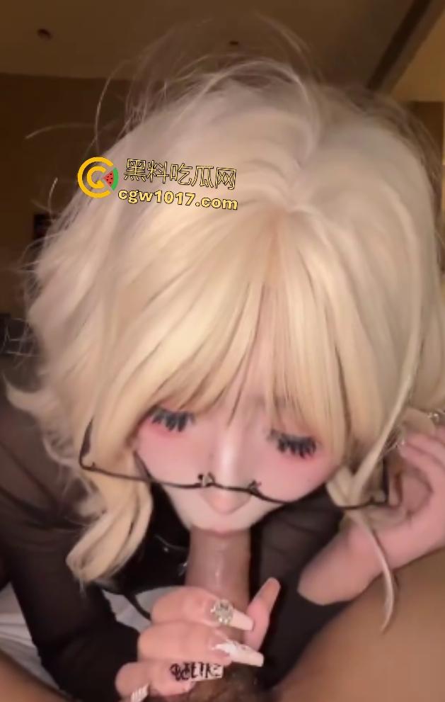 高中生俏皮学生妹可爱变骚母狗，戴假眼镜装清纯，金主胯下狂舔鸡巴上位骑乘，舔精只为染头发，这得有多穷啊！  第5张