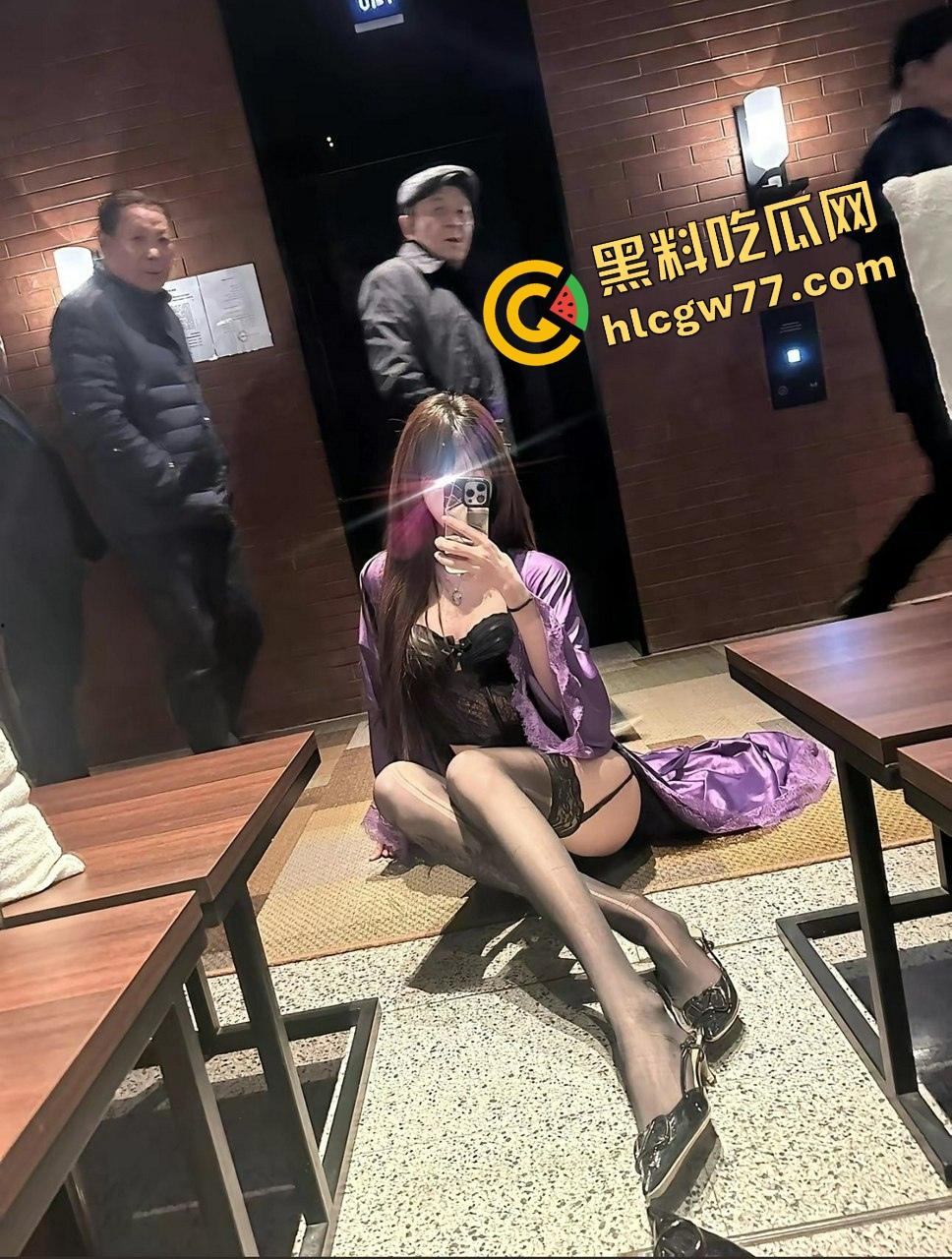 SM圈『小什么西』性虐视频流出，黑丝蜜桃臀倒吊抽鞭滴蜡，这骚M谁看了不心动？  第4张