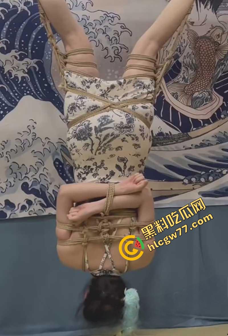 SM圈『小什么西』性虐视频流出，黑丝蜜桃臀倒吊抽鞭滴蜡，这骚M谁看了不心动？  第5张