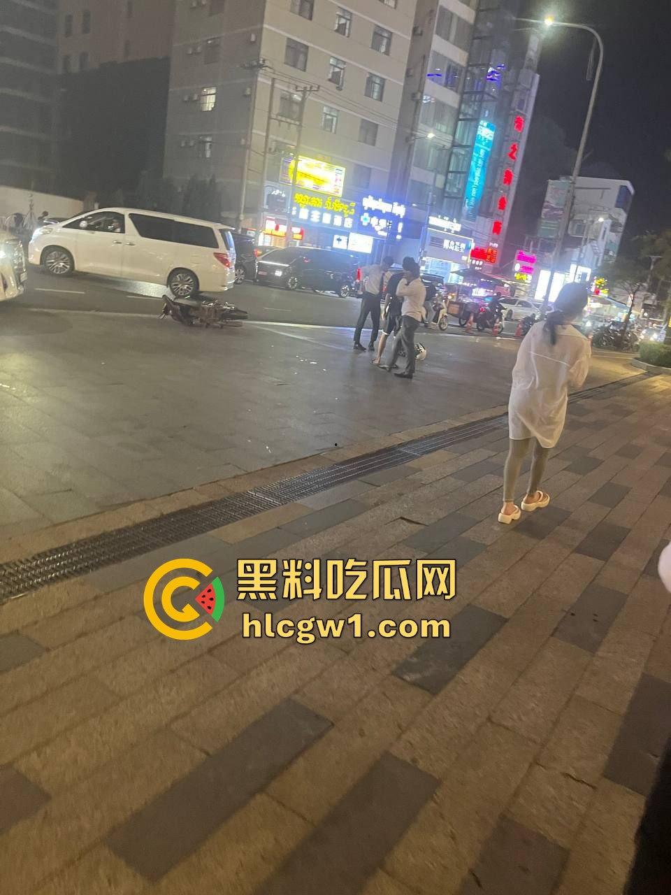 南海门口车祸惨剧！人被撞飞几米远，躺地上抽搐得吓死人，吓得路人魂都飞了！  第2张