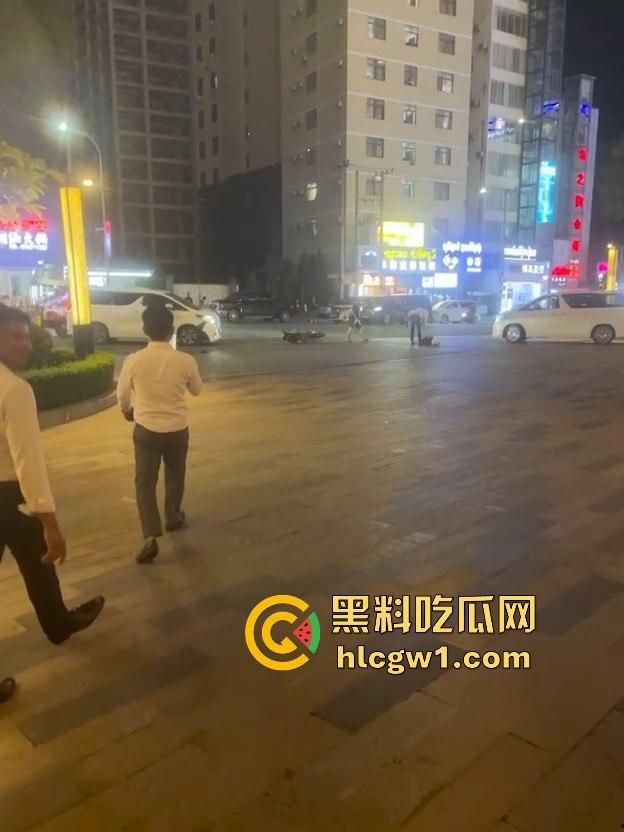 南海门口车祸惨剧！人被撞飞几米远，躺地上抽搐得吓死人，吓得路人魂都飞了！  第3张