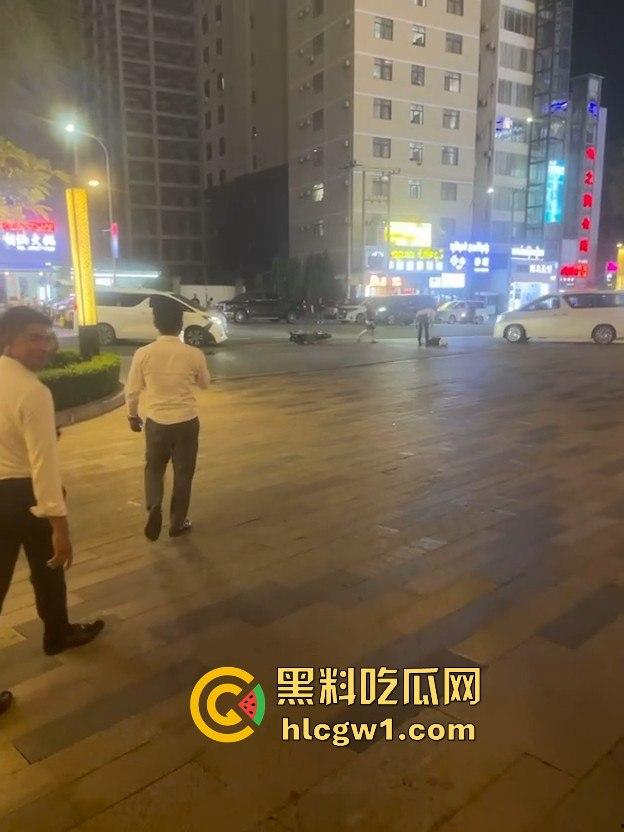 南海门口车祸惨剧！人被撞飞几米远，躺地上抽搐得吓死人，吓得路人魂都飞了！  第4张