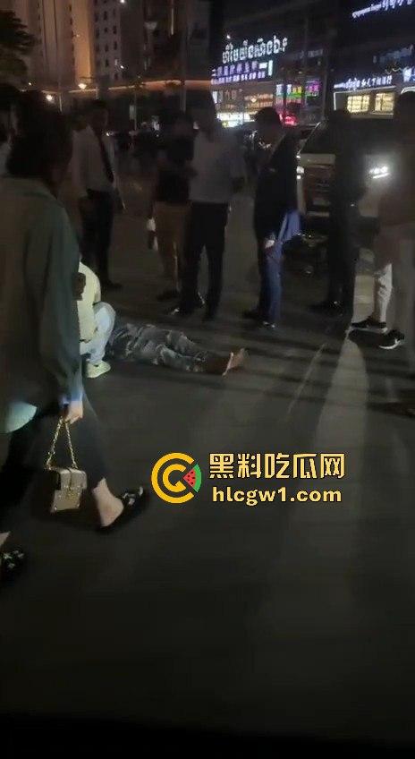 南海门口车祸惨剧！人被撞飞几米远，躺地上抽搐得吓死人，吓得路人魂都飞了！  第5张
