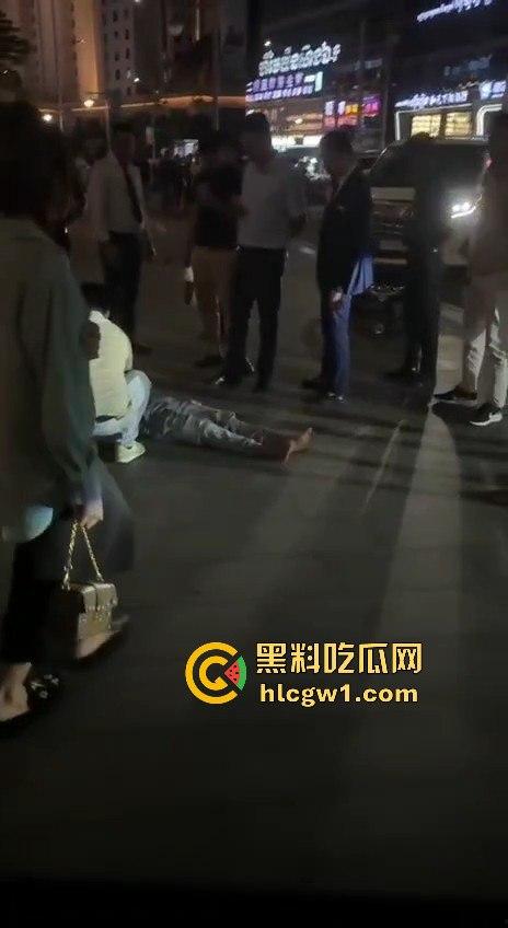 南海门口车祸惨剧！人被撞飞几米远，躺地上抽搐得吓死人，吓得路人魂都飞了！  第6张