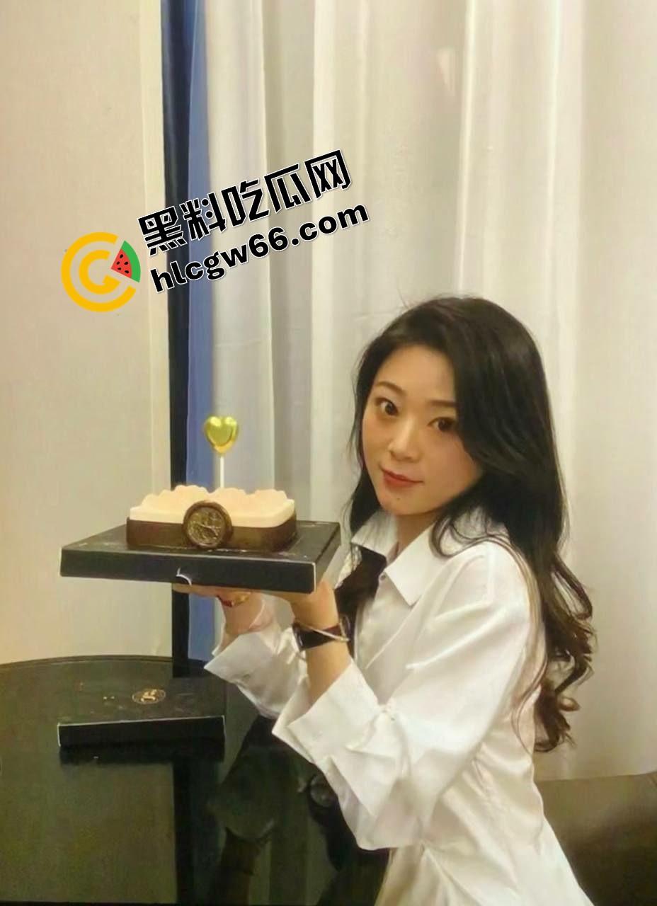 南通【罗佳佳】白天打表格晚上打炮，酒吧勾搭调酒师当场被插烂，被男友发现反手发进国产区！  第3张