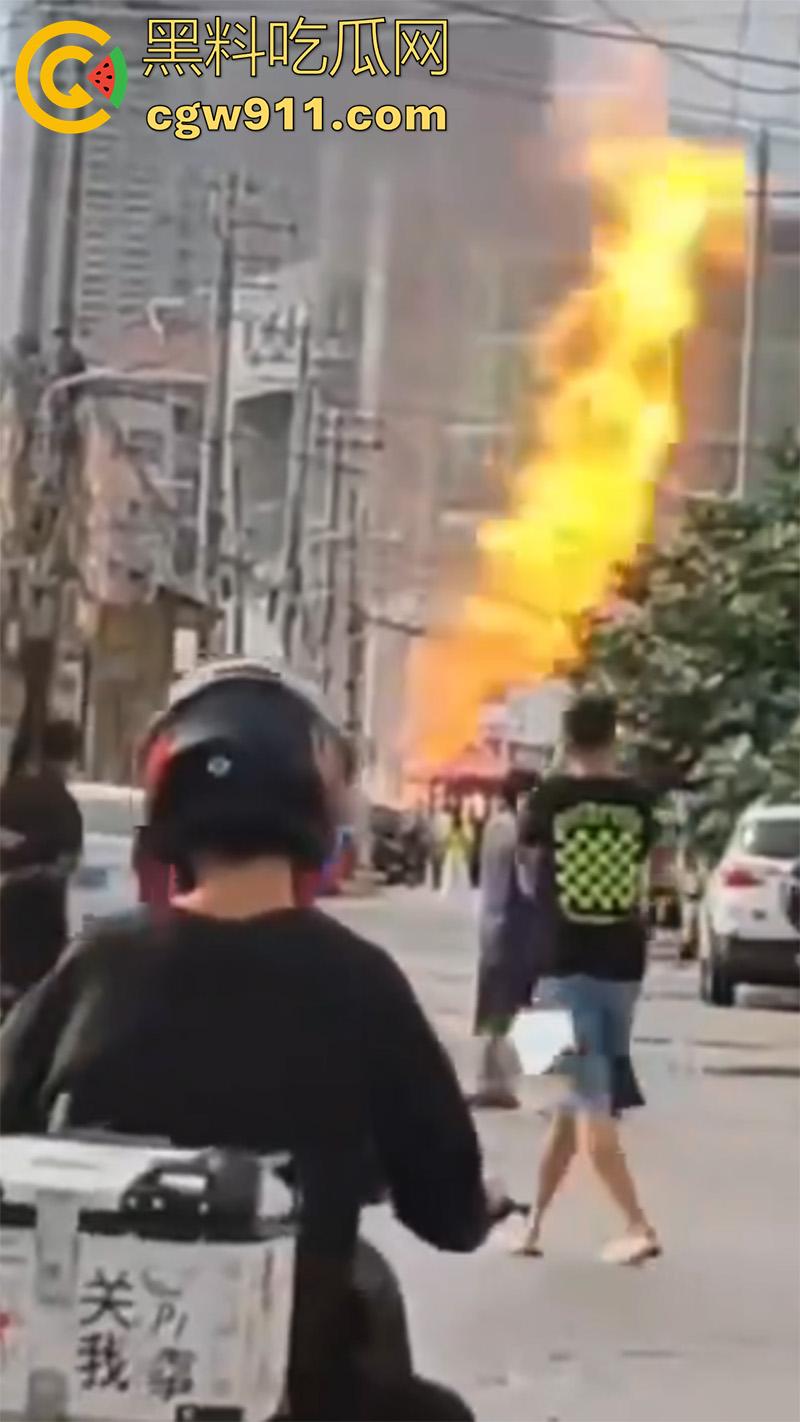 山东烟台燃气管道泄露，福山区北三路汇福街，因施工导致燃气管道破裂，现场大火冲天！  第2张