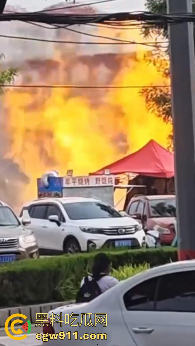山东烟台燃气管道泄露，福山区北三路汇福街，因施工导致燃气管道破裂，现场大火冲天！  第3张