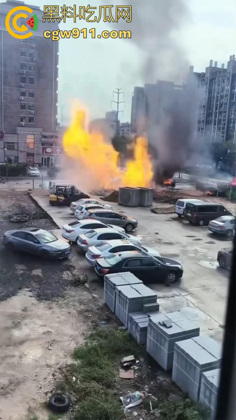 山东烟台燃气管道泄露，福山区北三路汇福街，因施工导致燃气管道破裂，现场大火冲天！  第6张