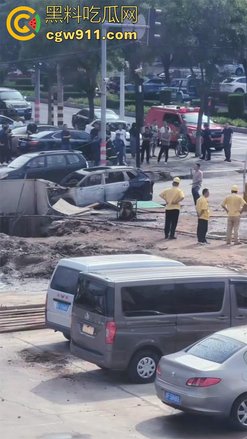 山东烟台燃气管道泄露，福山区北三路汇福街，因施工导致燃气管道破裂，现场大火冲天！  第7张