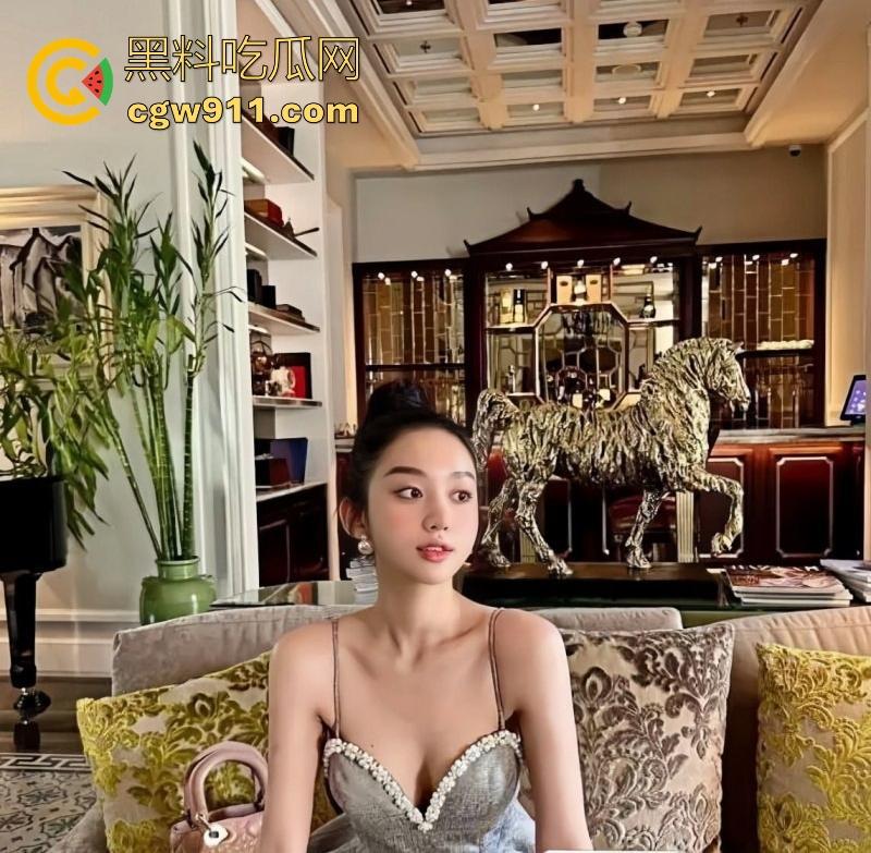 北京极品尤物名媛【董美玲】私拍曝光，跪地给富豪男友深喉口爆，口技一流，又是羡慕有钱人的一天！  第3张