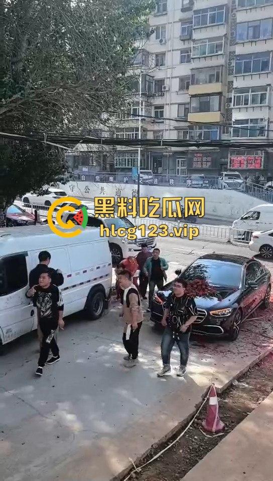 这婚礼花活儿真多！新娘被捆电线杆上，红丝全露出来了，谁教的捆绑束缚？  第2张