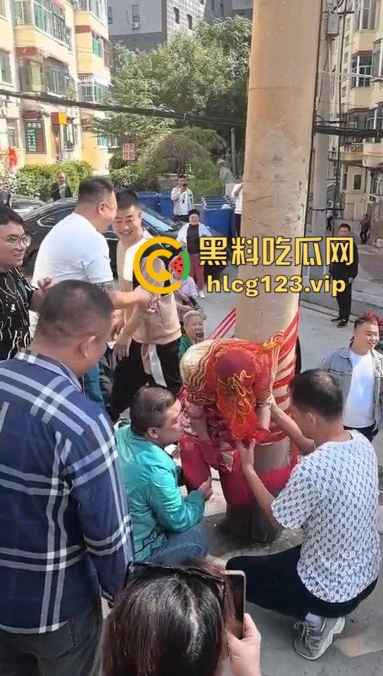 这婚礼花活儿真多！新娘被捆电线杆上，红丝全露出来了，谁教的捆绑束缚？  第3张