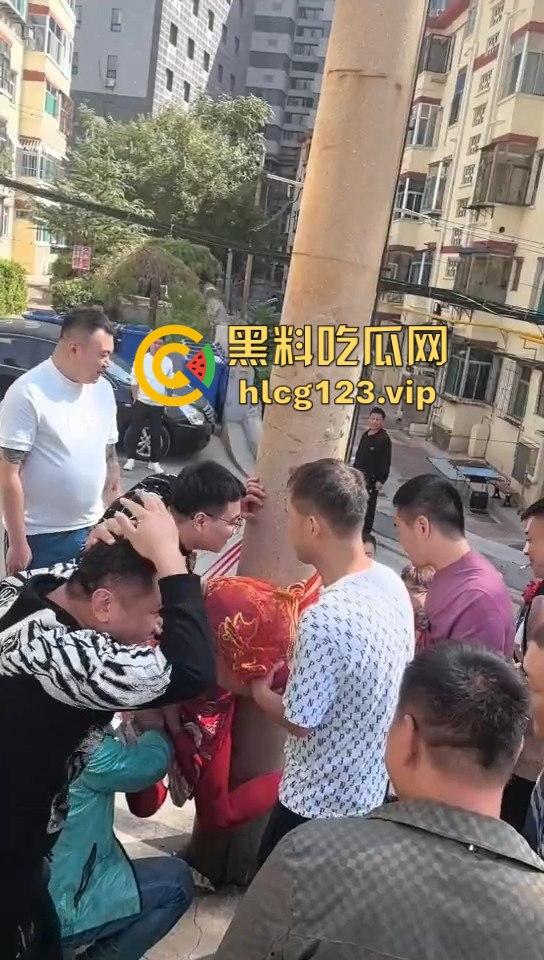 这婚礼花活儿真多！新娘被捆电线杆上，红丝全露出来了，谁教的捆绑束缚？  第4张