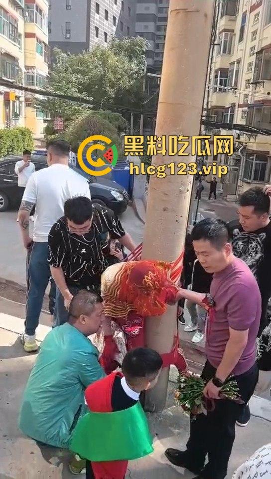 这婚礼花活儿真多！新娘被捆电线杆上，红丝全露出来了，谁教的捆绑束缚？  第5张