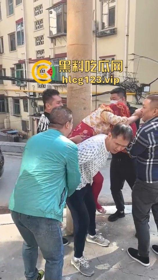 这婚礼花活儿真多！新娘被捆电线杆上，红丝全露出来了，谁教的捆绑束缚？  第6张