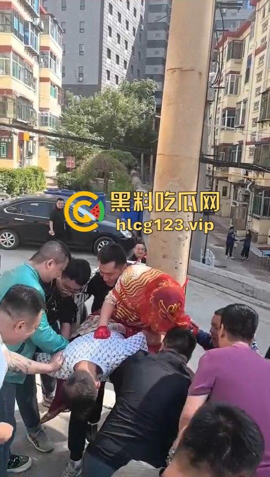 这婚礼花活儿真多！新娘被捆电线杆上，红丝全露出来了，谁教的捆绑束缚？  第7张