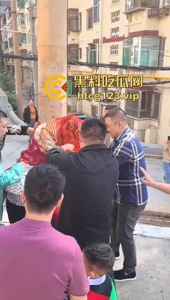 这婚礼花活儿真多！新娘被捆电线杆上，红丝全露出来了，谁教的捆绑束缚？  第10张