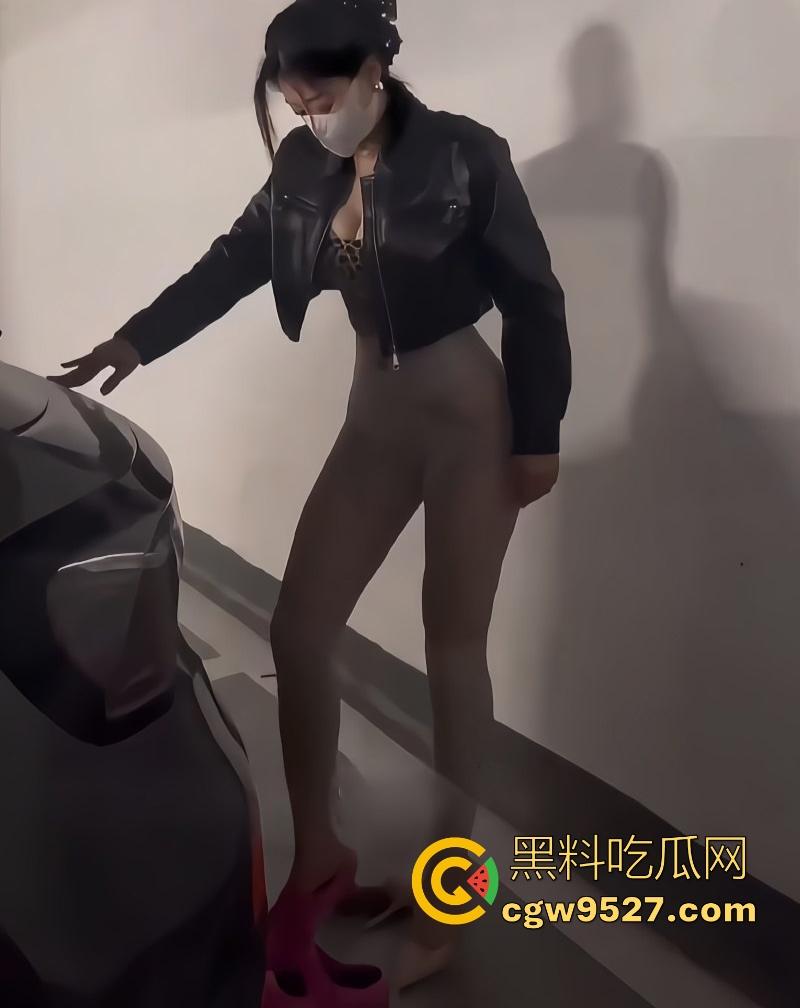 海角乱伦，骚母狗妈妈淫态撩人 浪逼被狂操喷汁，淫水喷得满床都是，浪叫得嗓子都哑了！  第1张