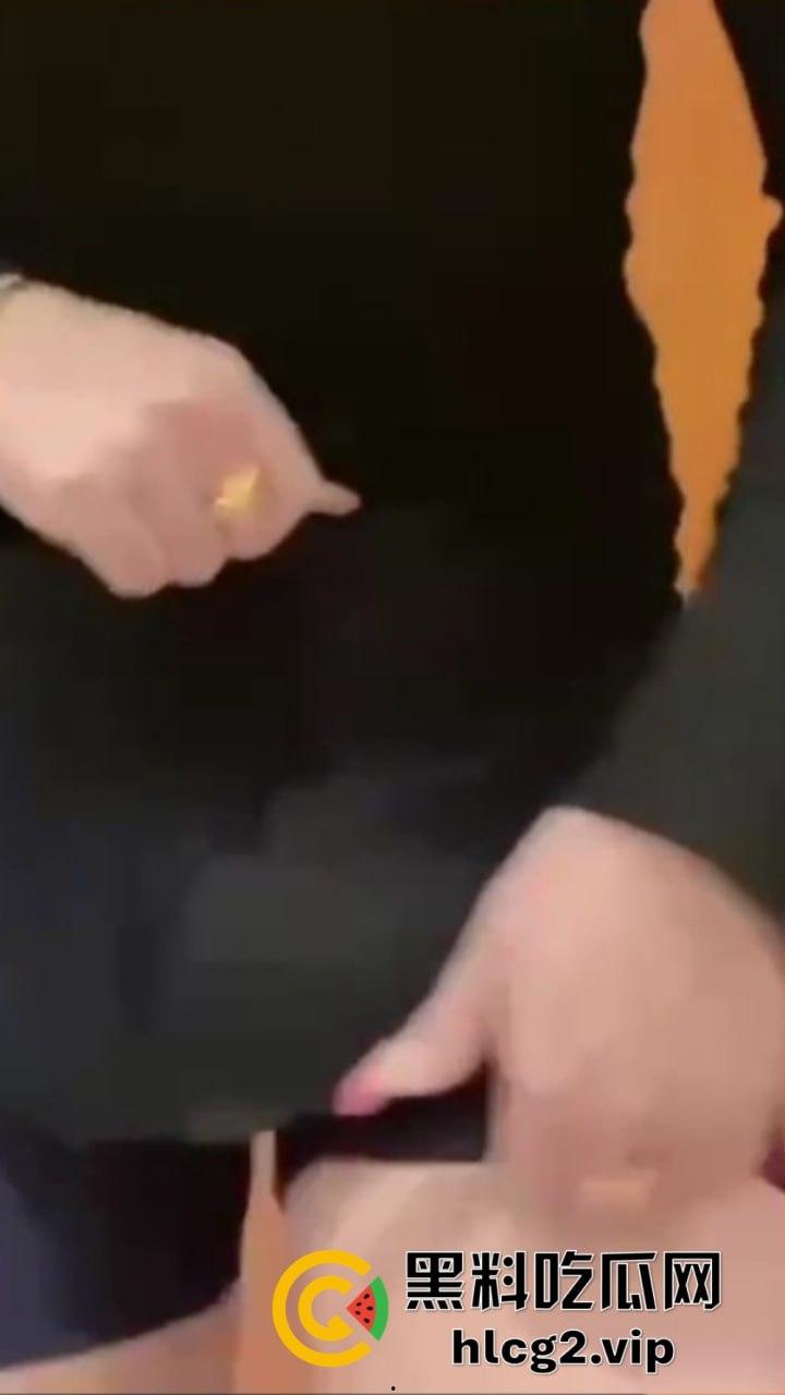 重口慎点！男子硬塞20厘米假体进体内，女子螃蟹夹逼狠整，为了流量太拼了！  第5张