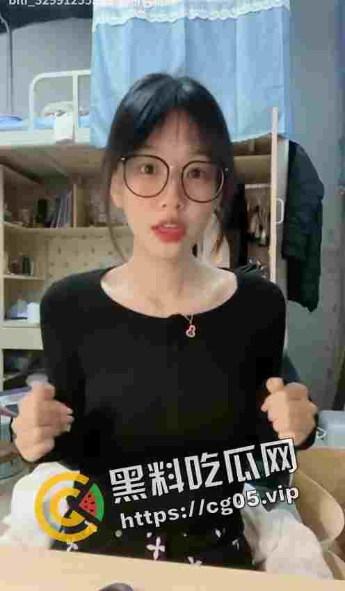 b站 大学生up主 错传私密视频 目前已经下架全部视频  女大学生的屁股就是嫩啊 馒头逼能掐出水 3v合1 第2张