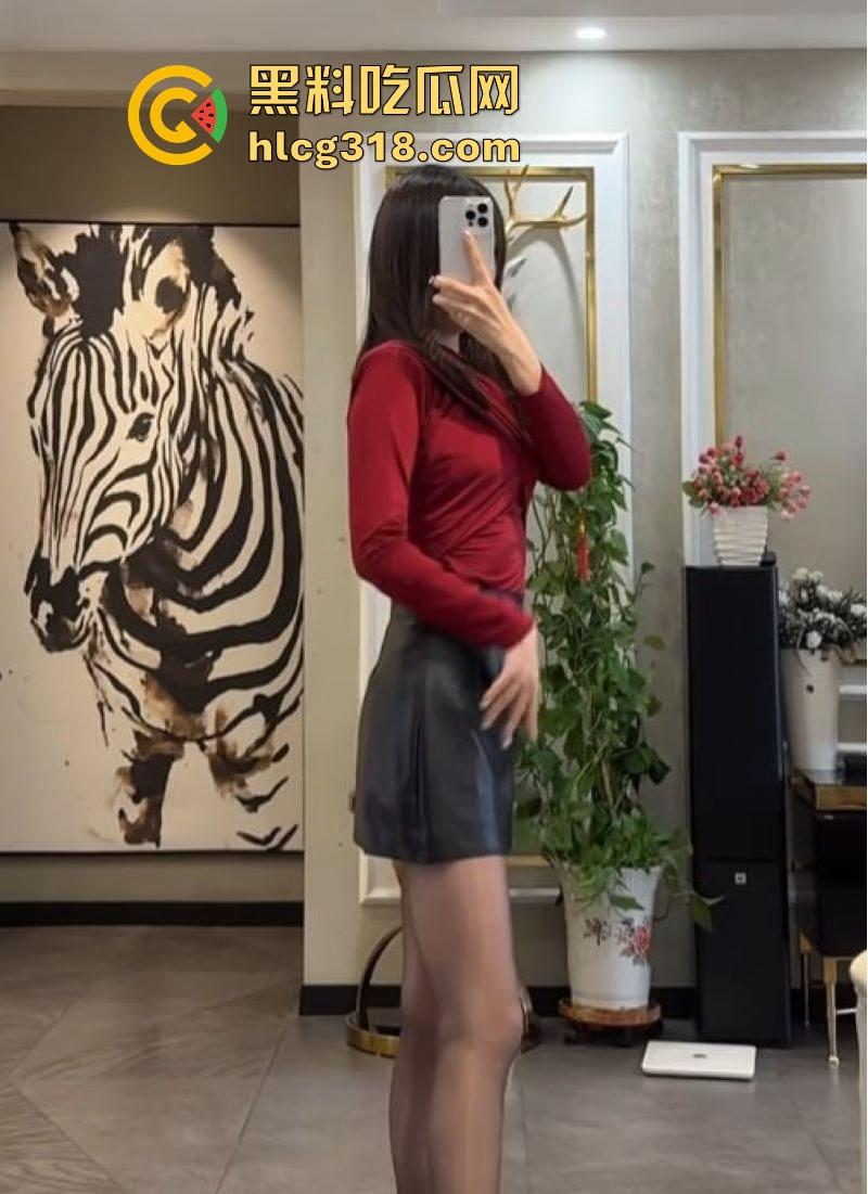 B站熟女御姐【Lady鹿的ootd】线下约炮视频曝光！成熟御姐深喉打桩，这腿，感觉比我命都长！  第2张