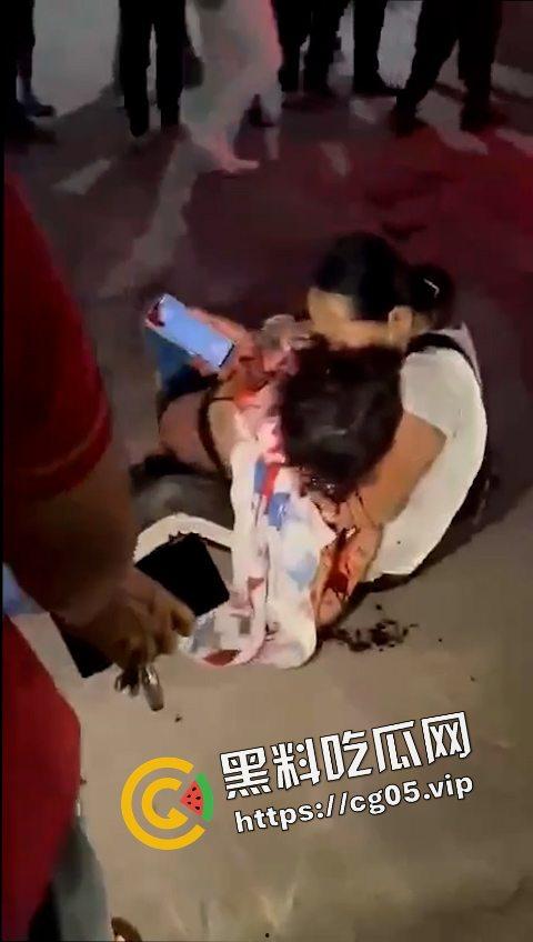 12.19日三亚南滨中学门口精神小伙为爱砍人！现场画面曝光 遍地鲜血 三名女子被砍伤 一人正在抢救中  第2张