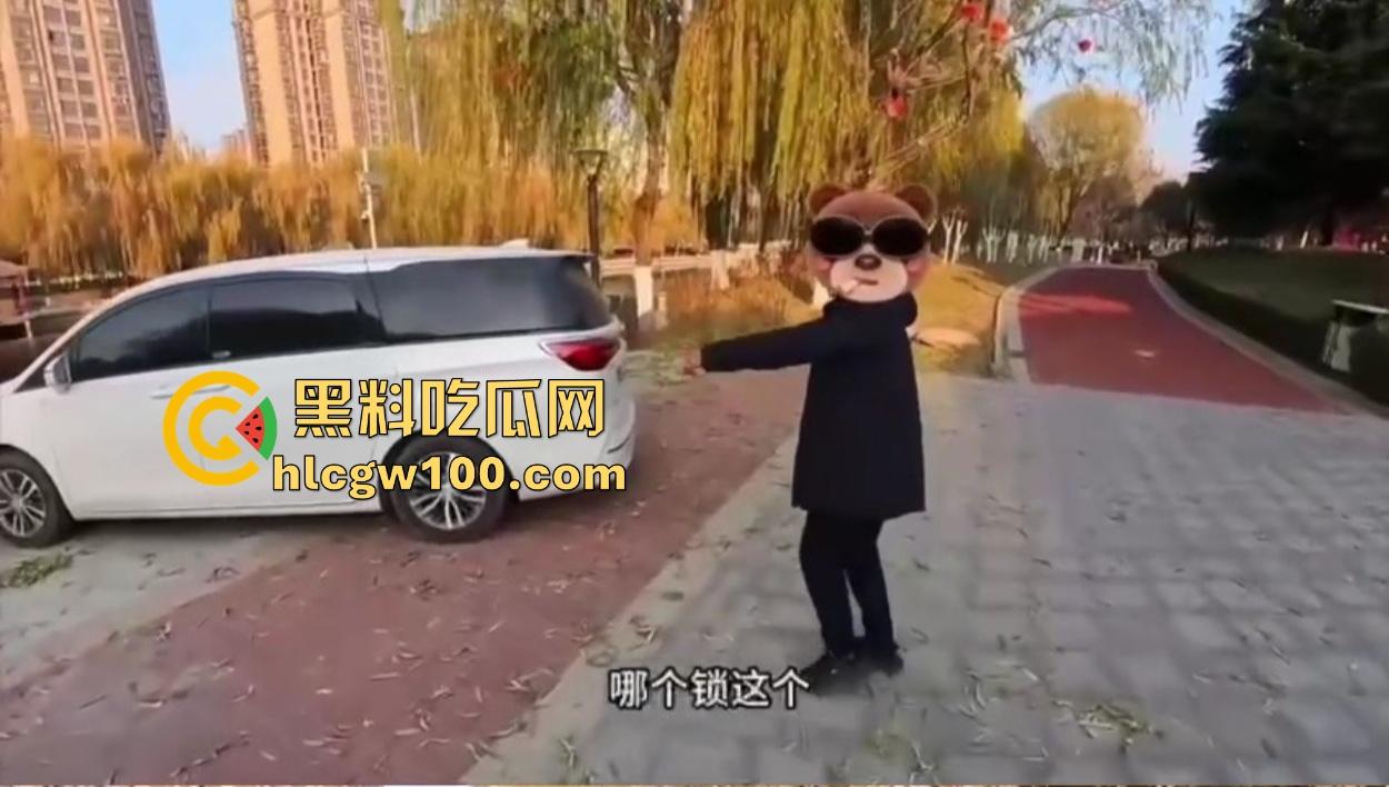 东北老哥带干女儿车震玩情趣，巴黎世家丝袜手铐搞翻车，逼都日完了手铐打不开，开锁师傅现场无语凝噎！  第3张