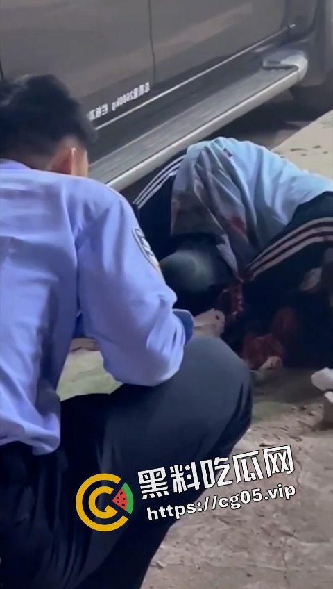 12.19日三亚南滨中学门口精神小伙为爱砍人！现场画面曝光 遍地鲜血 三名女子被砍伤 一人正在抢救中  第3张