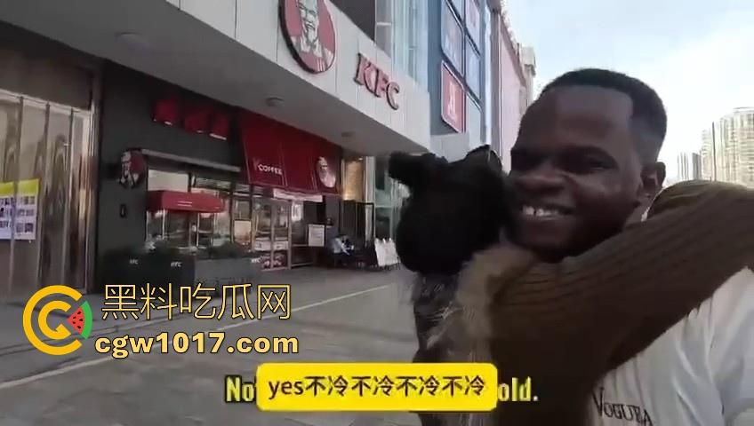 非洲黑猩猩挑战来中国相亲，没彩礼没样貌纯靠大屌跟黑皮肤加持，万万没想到啊，真有骚逼马桶排队送温暖啊！  第10张