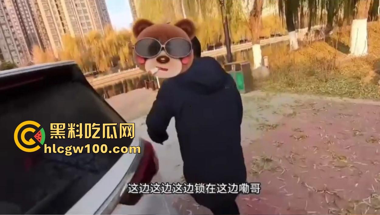 东北老哥带干女儿车震玩情趣，巴黎世家丝袜手铐搞翻车，逼都日完了手铐打不开，开锁师傅现场无语凝噎！  第4张