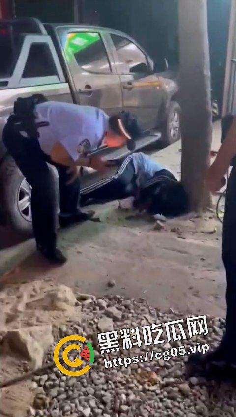 12.19日三亚南滨中学门口精神小伙为爱砍人！现场画面曝光 遍地鲜血 三名女子被砍伤 一人正在抢救中  第5张