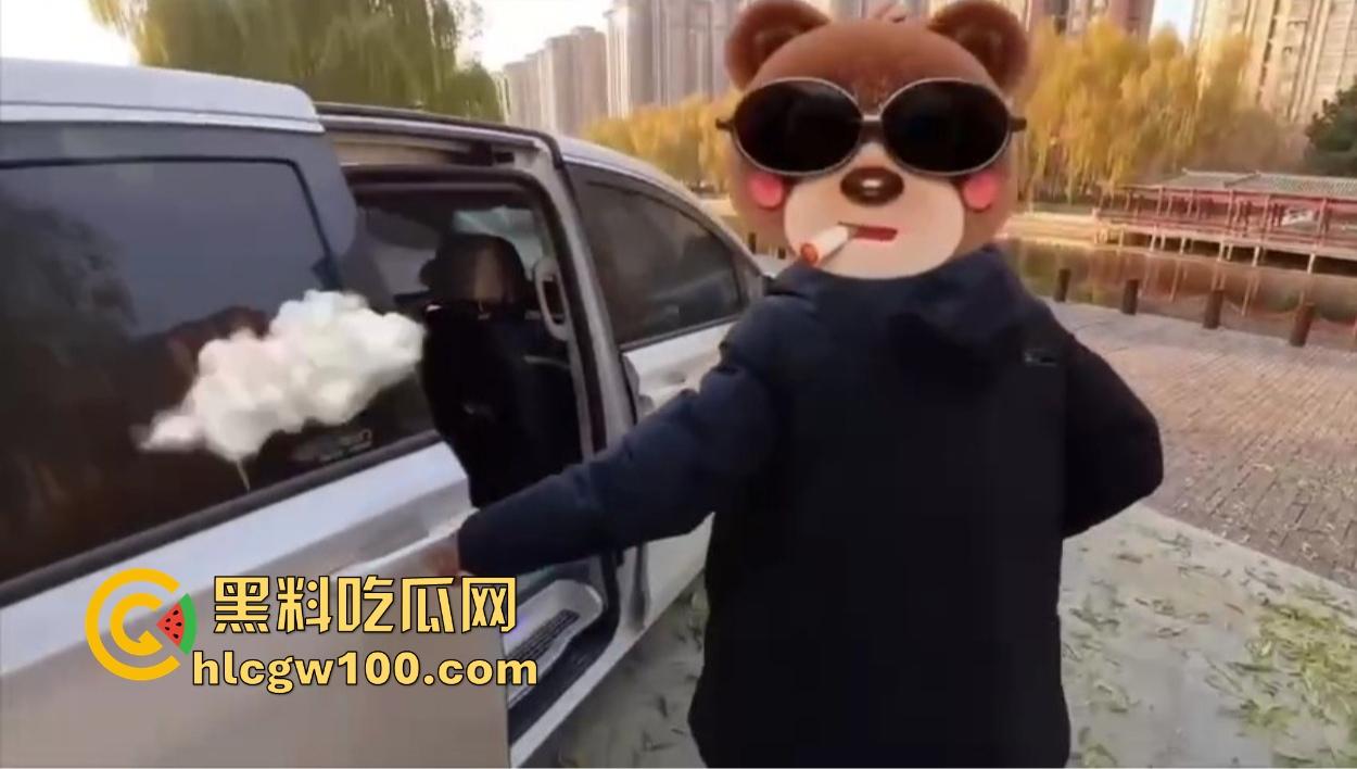 东北老哥带干女儿车震玩情趣，巴黎世家丝袜手铐搞翻车，逼都日完了手铐打不开，开锁师傅现场无语凝噎！  第8张