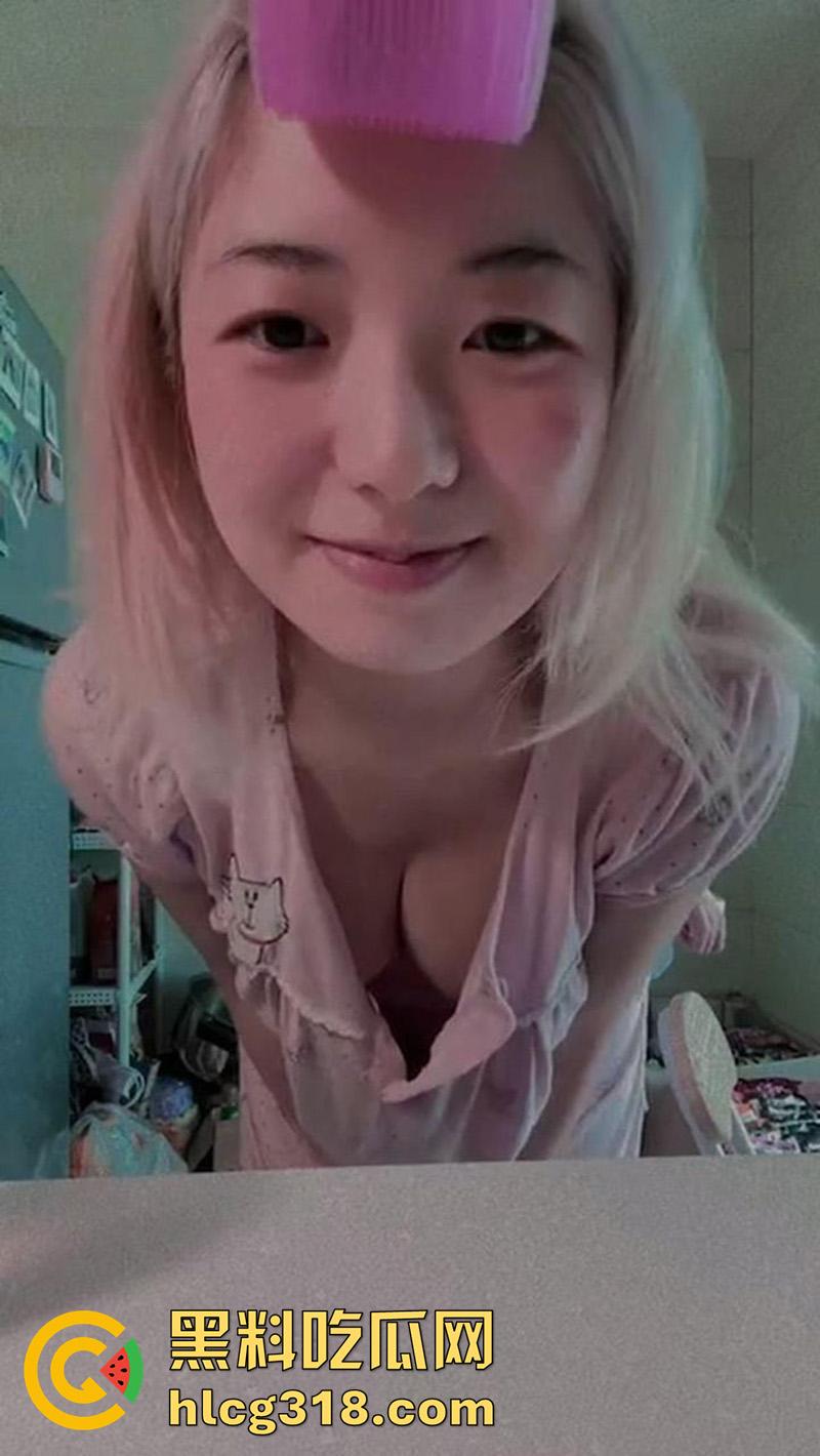 香港巨乳女同大学生【karin】，身材凹凸有致，奶大臀翘极致性感，和女友互舔鲍香艳无比！  第4张