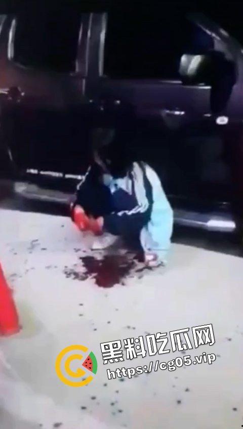 12.19日三亚南滨中学门口精神小伙为爱砍人！现场画面曝光 遍地鲜血 三名女子被砍伤 一人正在抢救中  第7张