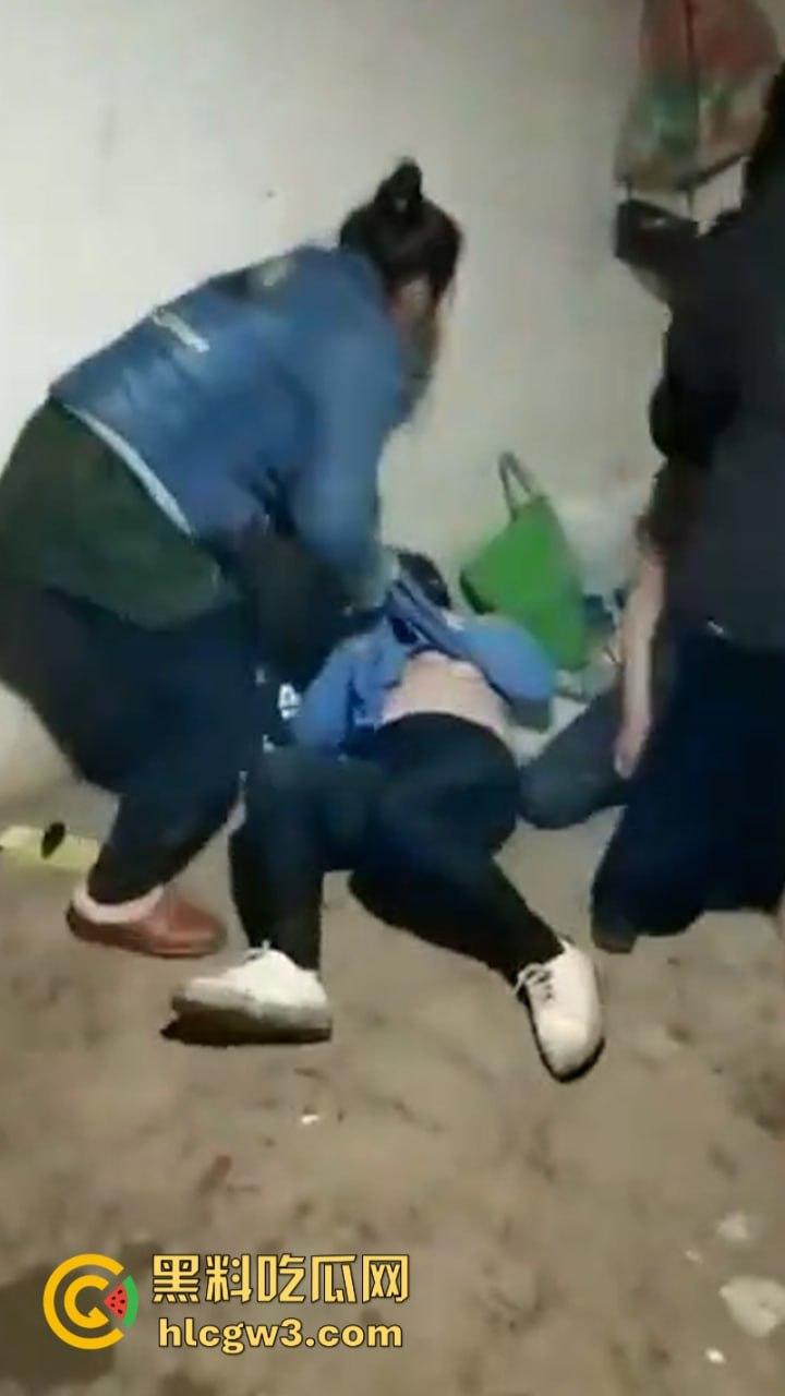 都是骚贱代言人！大型真实捉奸现场合集：铁打的小三 流水的逼 不变的女人改不了的骚  第2张