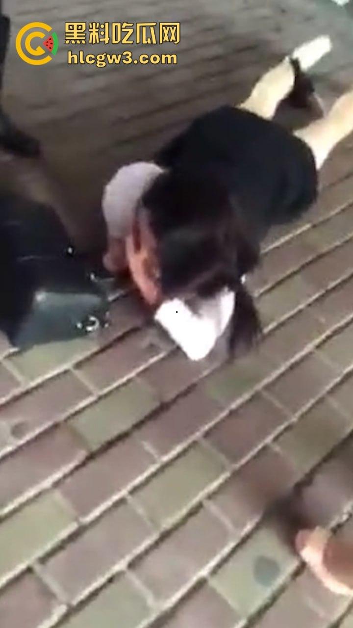 都是骚贱代言人！大型真实捉奸现场合集：铁打的小三 流水的逼 不变的女人改不了的骚  第10张