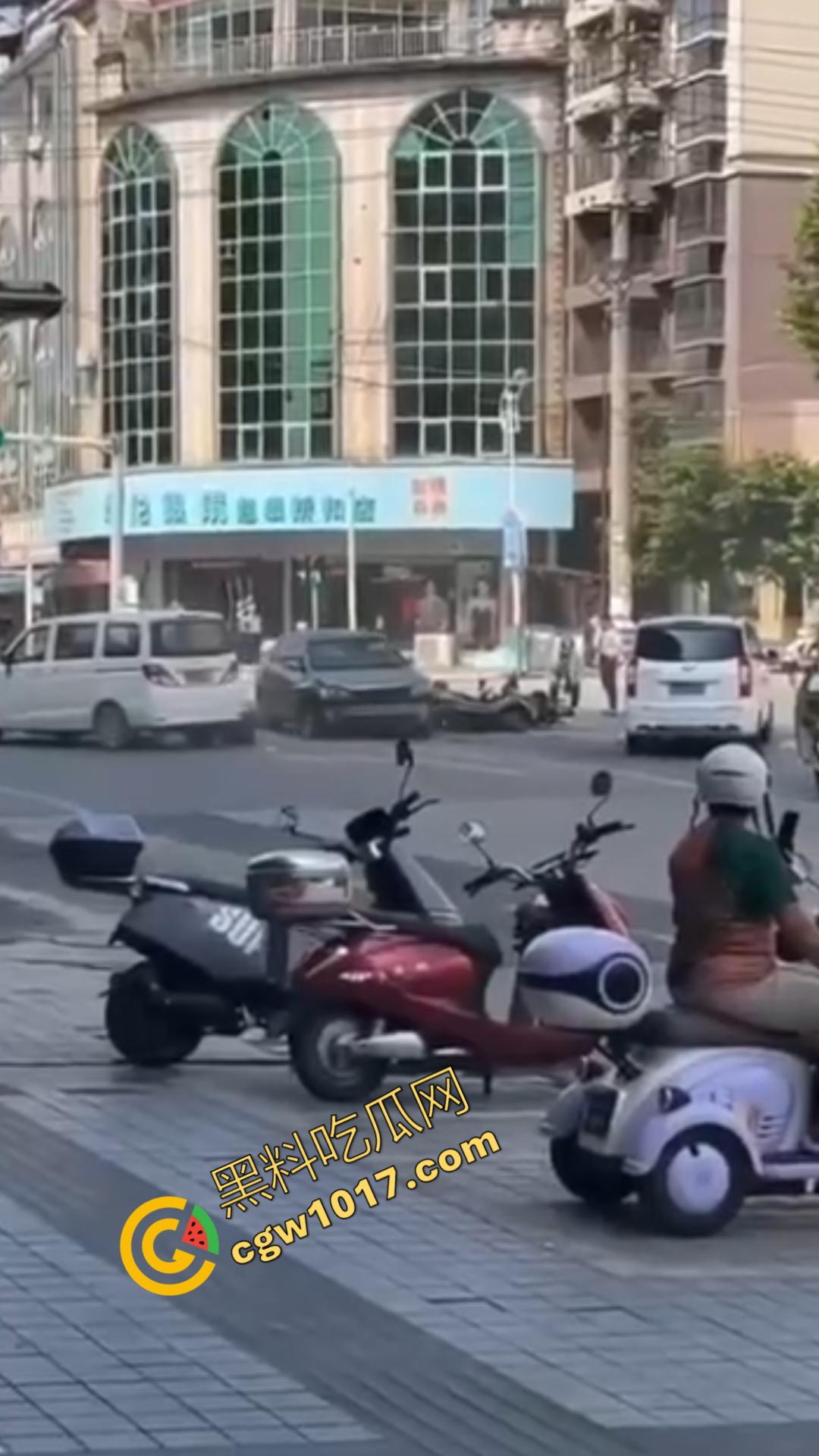 广西百色十字路口惊魂一刻：失控汽车撞飞数辆车辆，司机逃逸后坠河。8人受伤，搜救紧急展开！  第2张