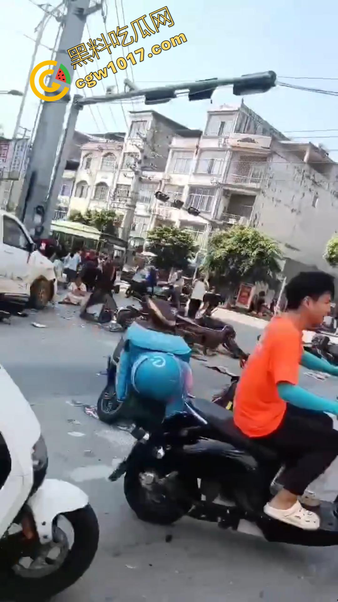 广西百色十字路口惊魂一刻：失控汽车撞飞数辆车辆，司机逃逸后坠河。8人受伤，搜救紧急展开！  第3张