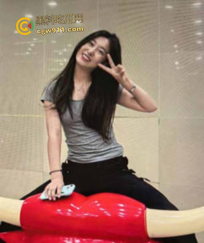 沈阳理工大学眼镜妹【刘欣】，绝美脸蛋魔鬼身材骑短鸡巴狂摇，高潮喷汁后一脸嫌弃吐槽“太小了不爽”！  第1张