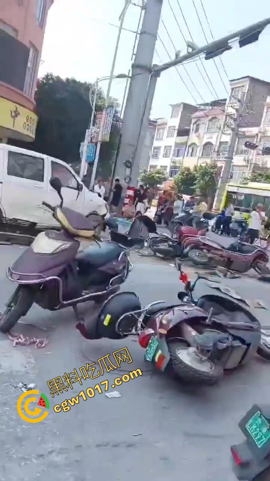 广西百色十字路口惊魂一刻：失控汽车撞飞数辆车辆，司机逃逸后坠河。8人受伤，搜救紧急展开！  第4张