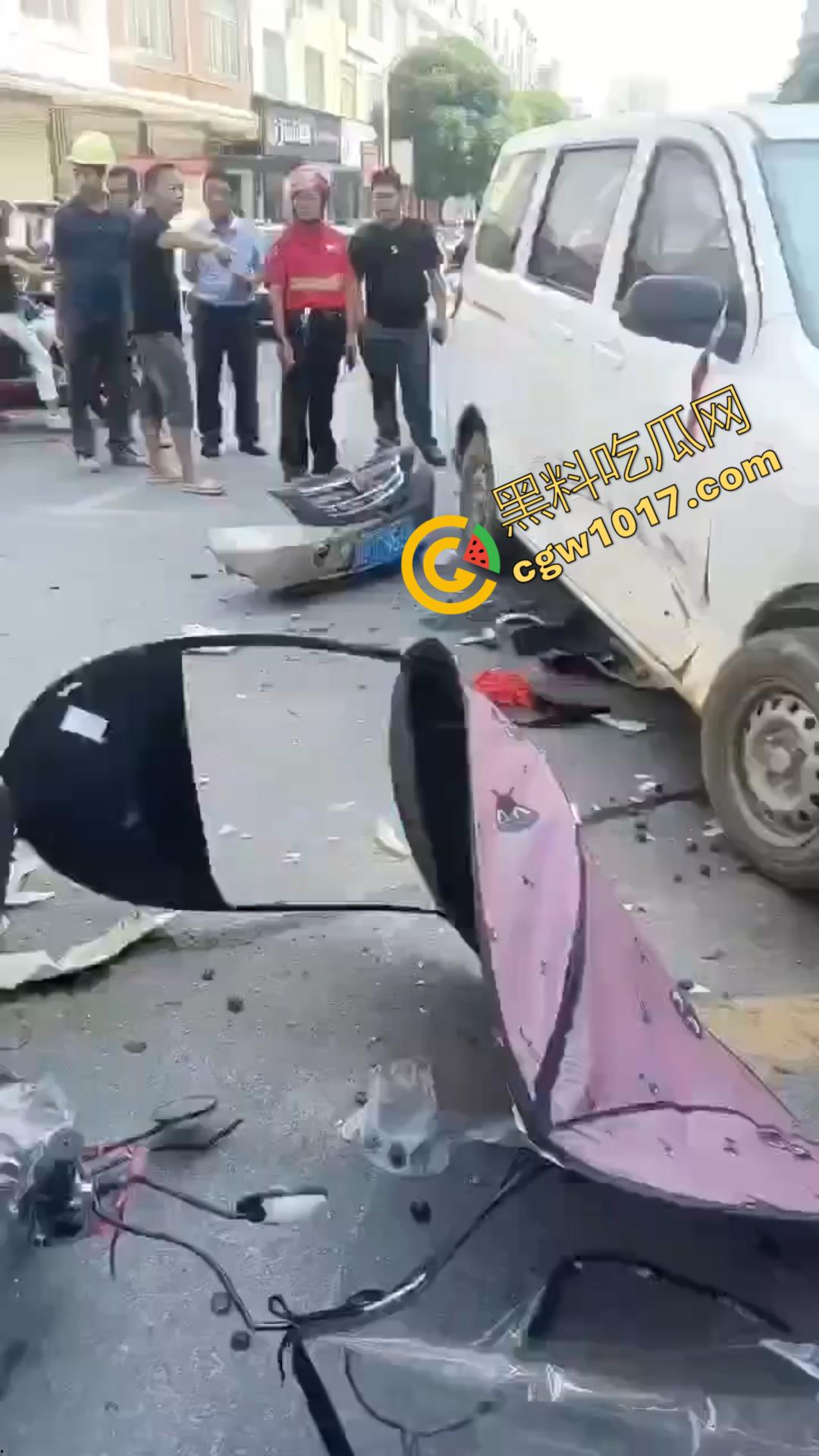 广西百色十字路口惊魂一刻：失控汽车撞飞数辆车辆，司机逃逸后坠河。8人受伤，搜救紧急展开！  第5张