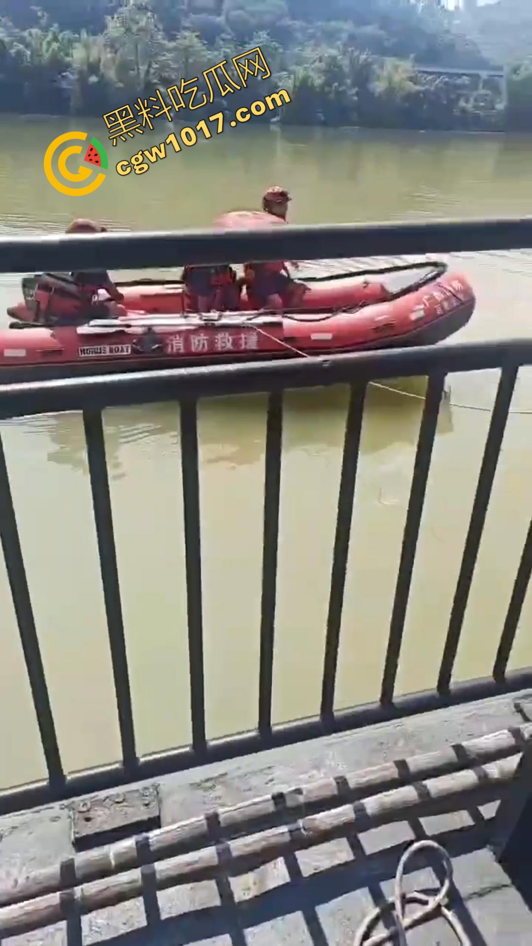 广西百色十字路口惊魂一刻：失控汽车撞飞数辆车辆，司机逃逸后坠河。8人受伤，搜救紧急展开！  第6张