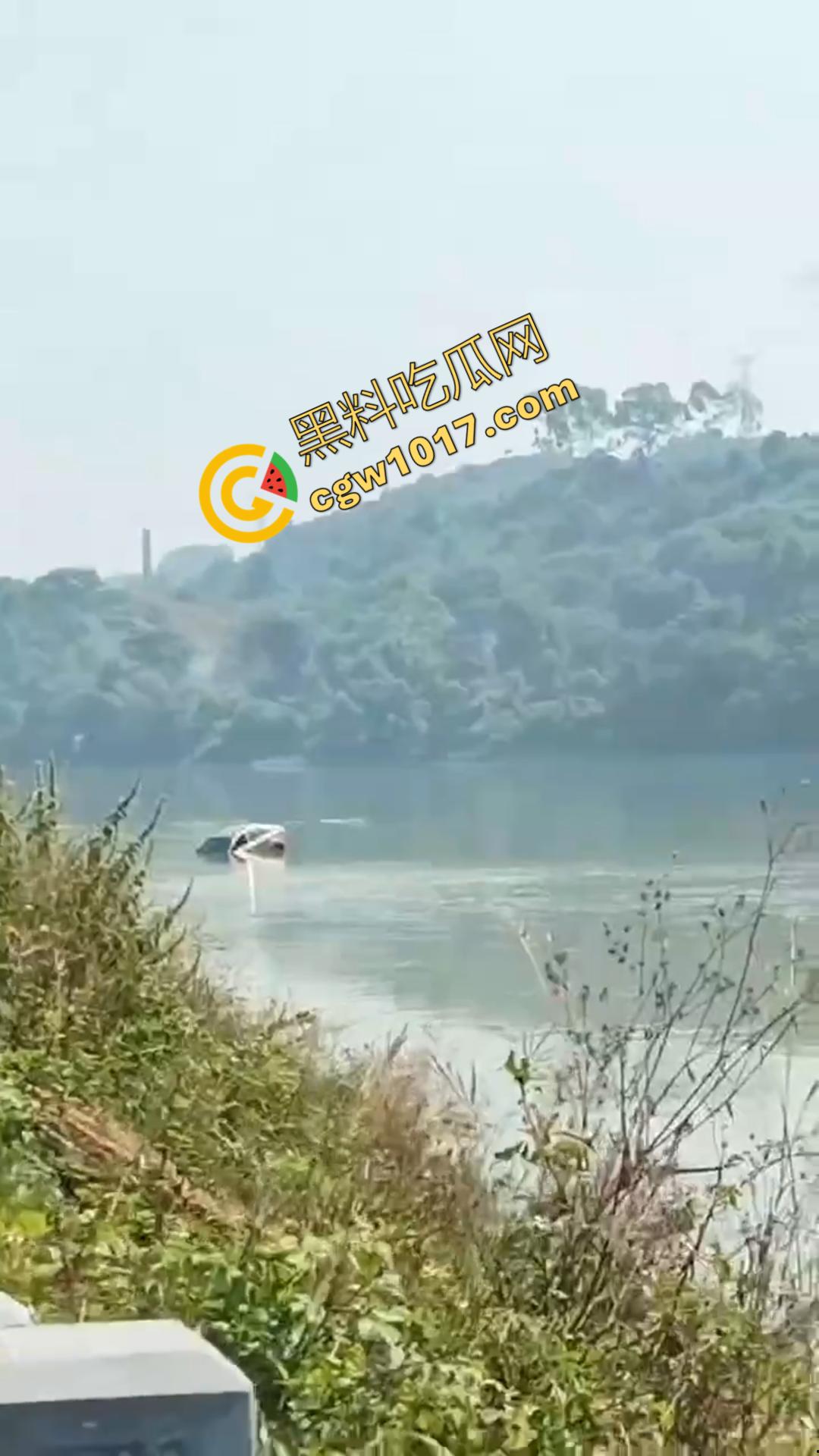 广西百色十字路口惊魂一刻：失控汽车撞飞数辆车辆，司机逃逸后坠河。8人受伤，搜救紧急展开！  第7张