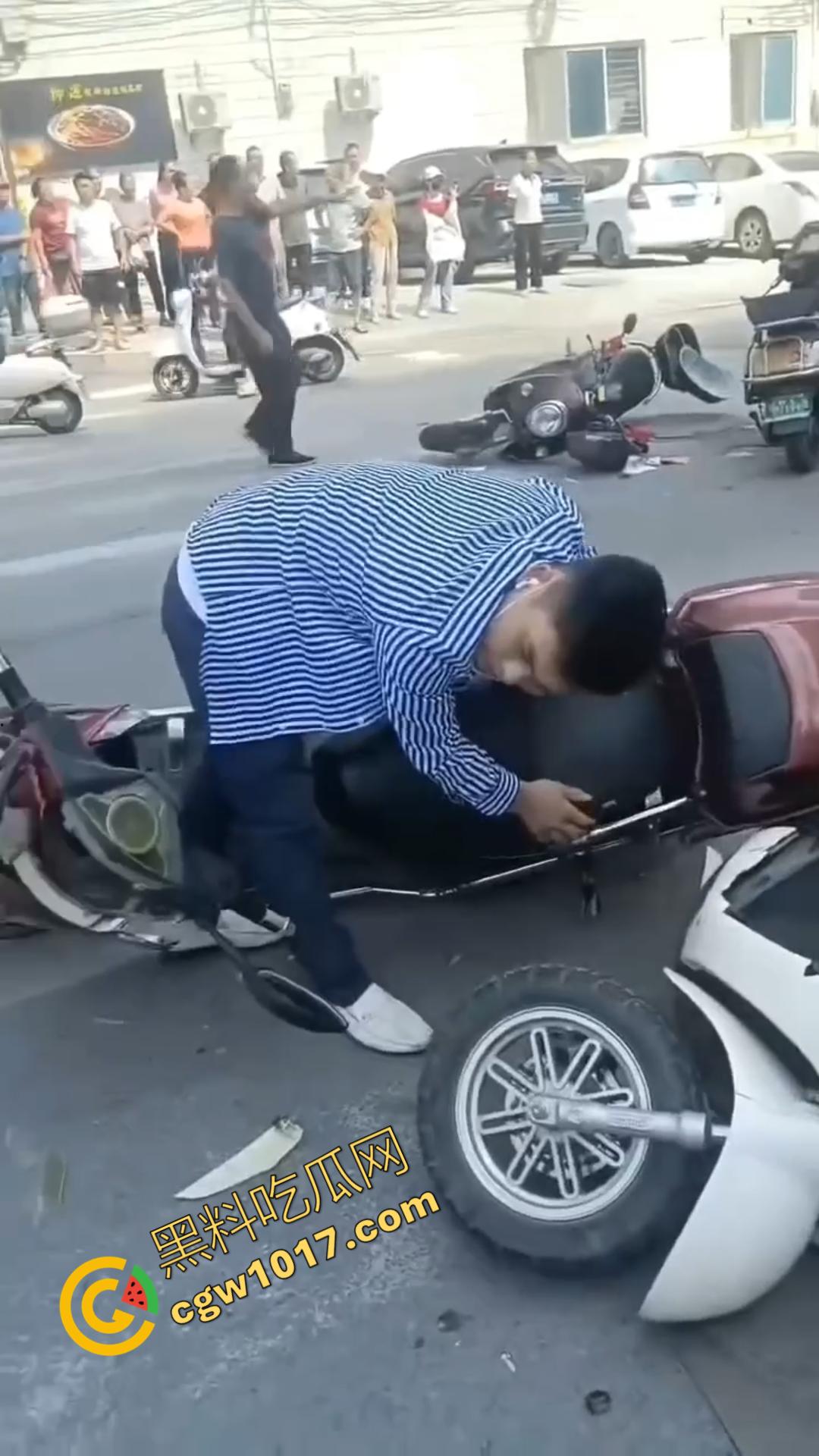 广西百色十字路口惊魂一刻：失控汽车撞飞数辆车辆，司机逃逸后坠河。8人受伤，搜救紧急展开！  第8张