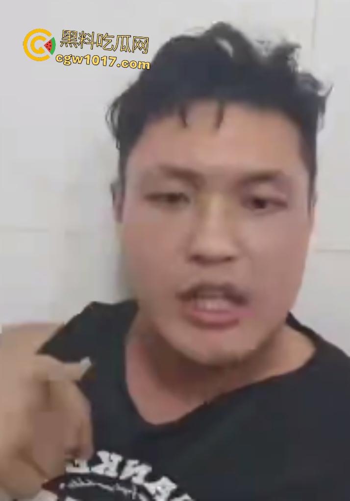 游戏团战关键时刻被老爸关电脑，网瘾儿子阿强直接打亲爸头破血流，老爸跪地求饶“我错了”，老妈哭求和解！  第1张