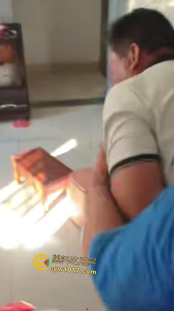 游戏团战关键时刻被老爸关电脑，网瘾儿子阿强直接打亲爸头破血流，老爸跪地求饶“我错了”，老妈哭求和解！  第2张