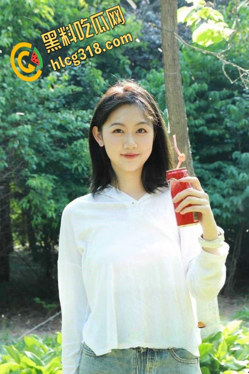 酒吧约炮高颜值嫩妹，竟是高中校友，连体开档黑丝害羞的用手挡，回家路上车震口爆！  第1张