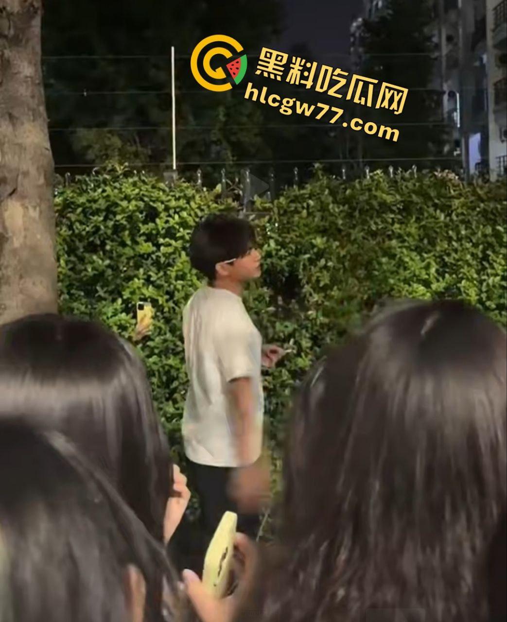 昨晚宣城高中楼下惊天大瓜！纯情男被嫌痘脸甩，闺蜜推新欢，哭瘫宿舍楼下成青春疼痛神剧！  第5张